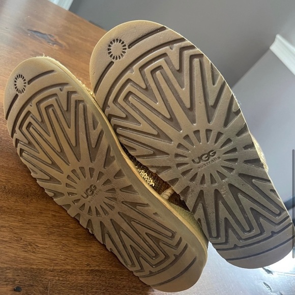 Rare sparkly gold Uggs - Picture 4 of 5